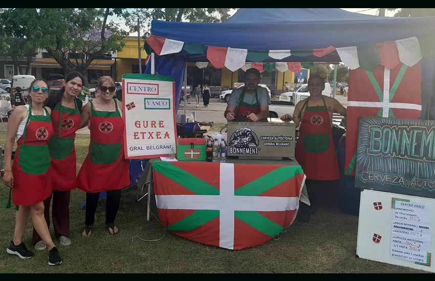 El stand de Gure Etxea de Gral. Belgrano con Bárbara Pérez Arrúa, profesora de danzas, Natalia Urcola, profesora de euskera, Sonia Etchelet, presidenta, Juan Martín Iribarne, productor de la cerveza artesanal y Federico Arambarri