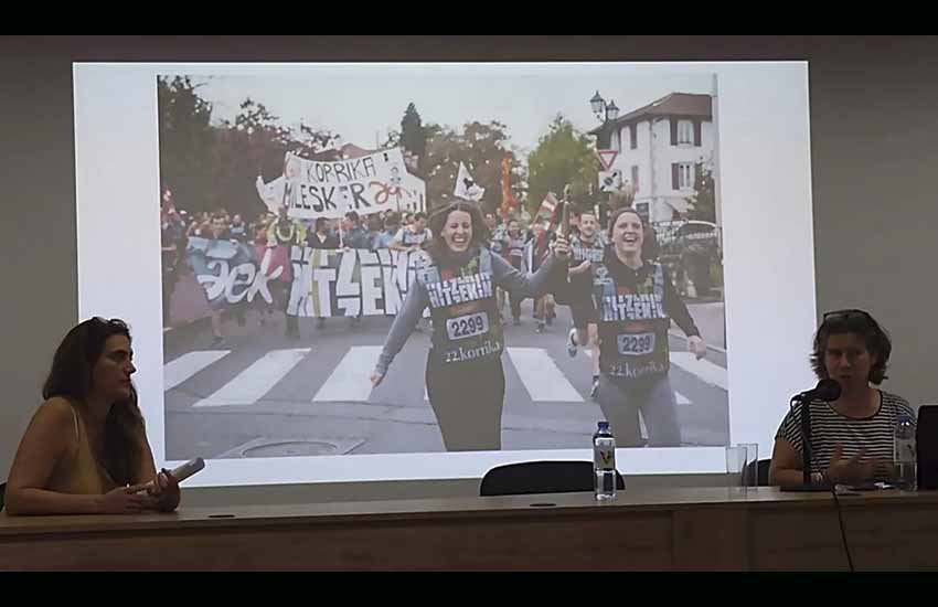 La lectora Sabrina Otegui (UNLP, izda) y Aitzpea Leizaola (derecha) durante la charla el 2 de diciembre en la Universidad de La Plata