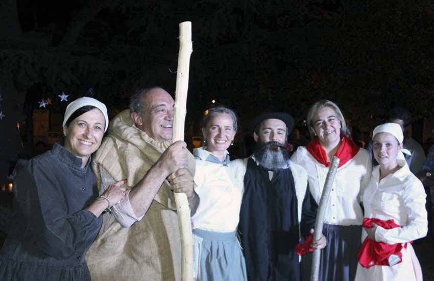 De izquierda a derecha, Graciela Confalonieri Zabala, Martin Harguindeguy, Valeria Aramburu, Santiago Benavidez, Marilin Harguindeguy y Sara Almeida en el Pesebre Vasco viviente de 2021