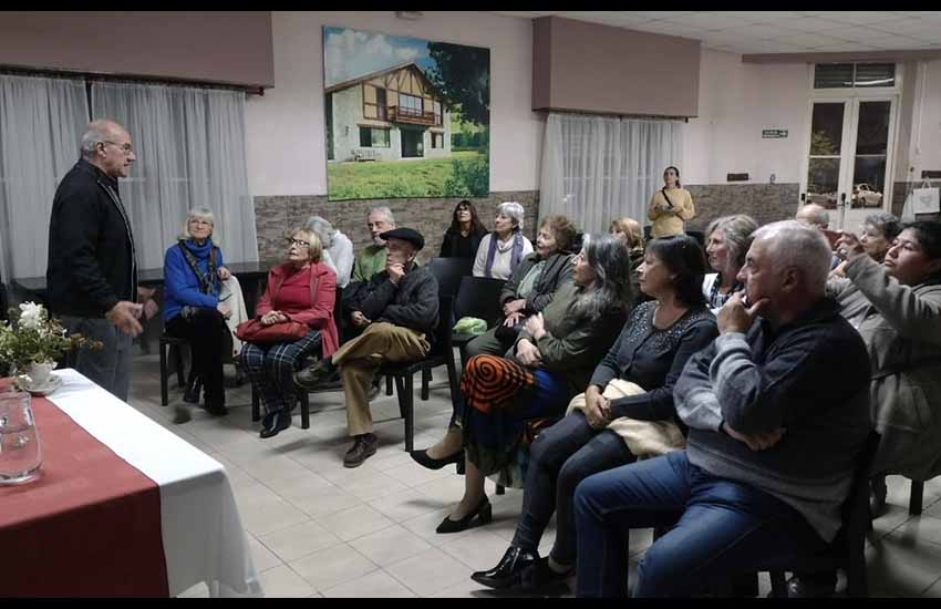 El antropólogo Pablo Ormazabal durante la charla que ofreció en la sede del Centro Vasco Gure Etxe Maitea de Olavarría