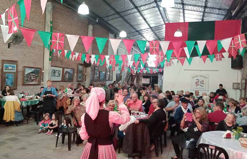 Vista del salón de Eusko Aterpea de Gral. Rodríguez durante el almuerzo de Aberri Eguna el domingo 7 de mayo.