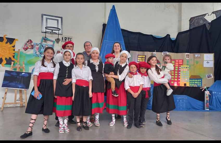 Atrás, en el centro, Belen Zabaleta, junto a Clara Esteberena y al grupo de jóvenes dantzaris de Euskal Odola en la Escuela Secundaria Nro. 9 Elvira Grange, celebrando el Día del Respeto a la Diversidad Cultural