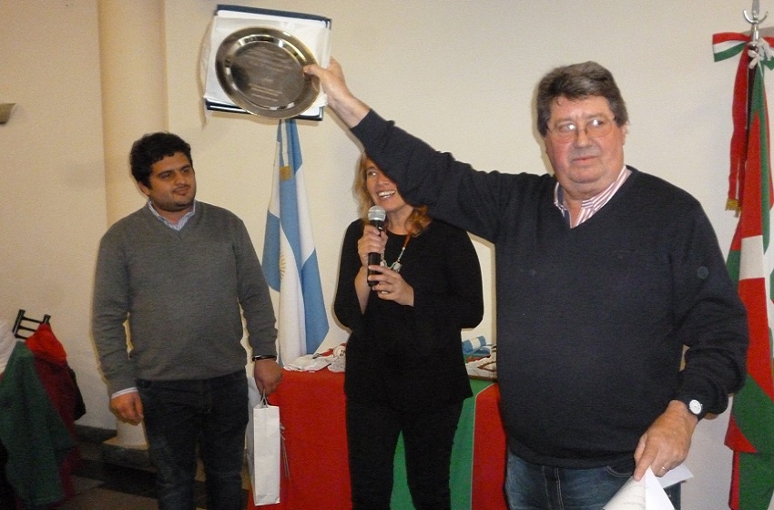 Club president, Bernardo Indaburu receiving the gift