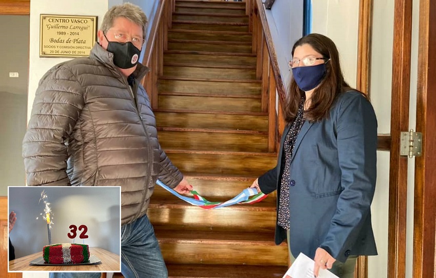 The previous club president, Bernardo Indaburu and Lucia Igarzabal, elected in March, cut the ribbon on the new “Gure Txoko” 