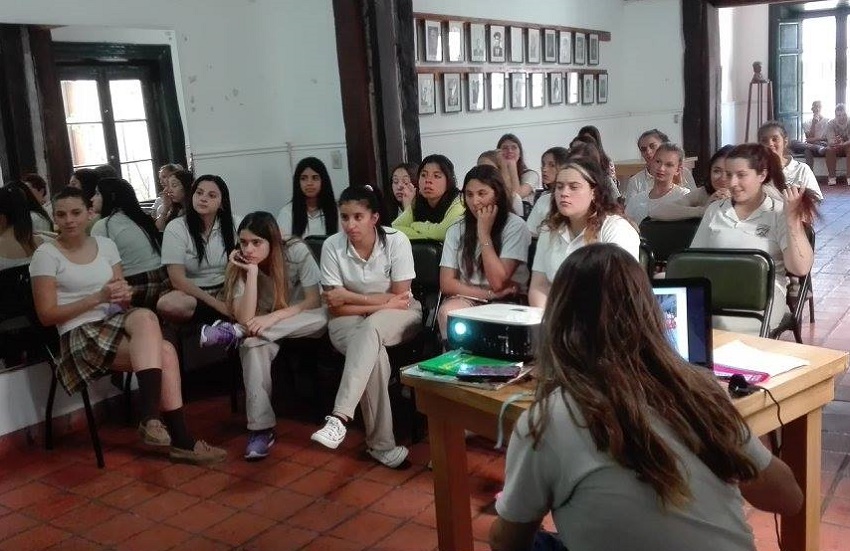 Alumnos del Instituto Santa Teresita de Arrecifes visitando el Euskaldunak Denak Bat