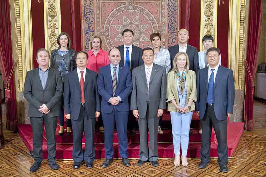 Representatives of Navarre and Gansu at their meeting in the Palace of Navarre