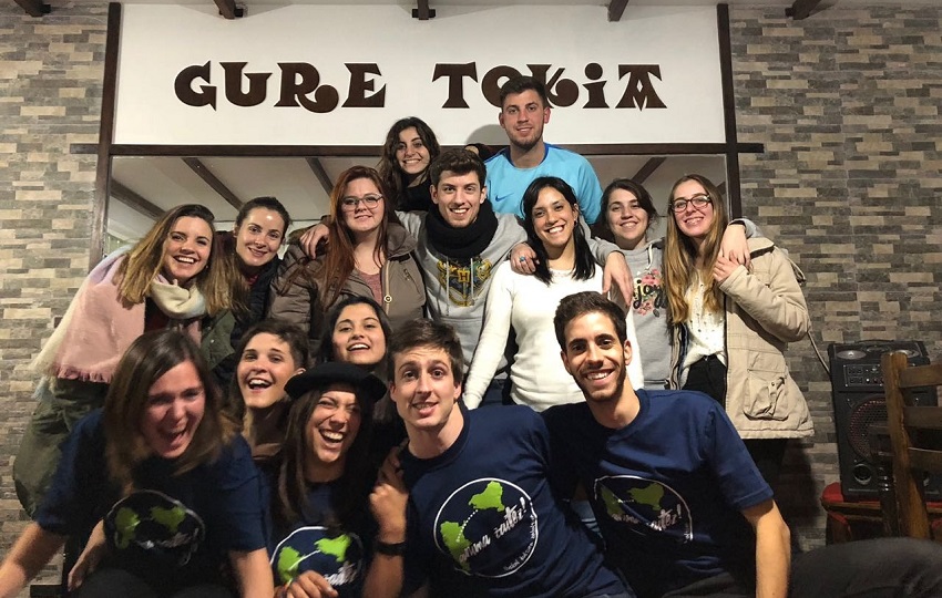 Los participantes del 'Anima Zaitez!' rodeados por algunos de los jóvenes del Euzko Etxea