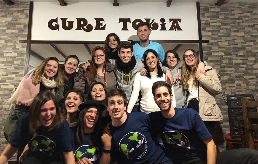 Participantes del Anima Zaitez! 2018 con los jóvenes del Euzko Etxea