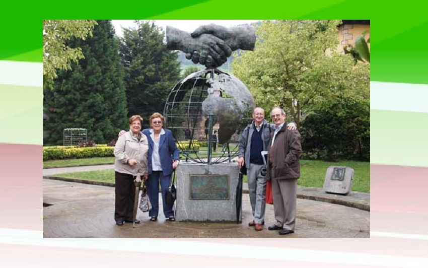 María Isabel Elorza (1) y José Antonio Urteaga (3), de la ONG 'Hermansoloña', junto María Ángeles Oñederra (2) y su marido Joaquín Fernandes (4), en el monumento a los hermanamiento y la solidaridad en Oñati, Gipuzkoa