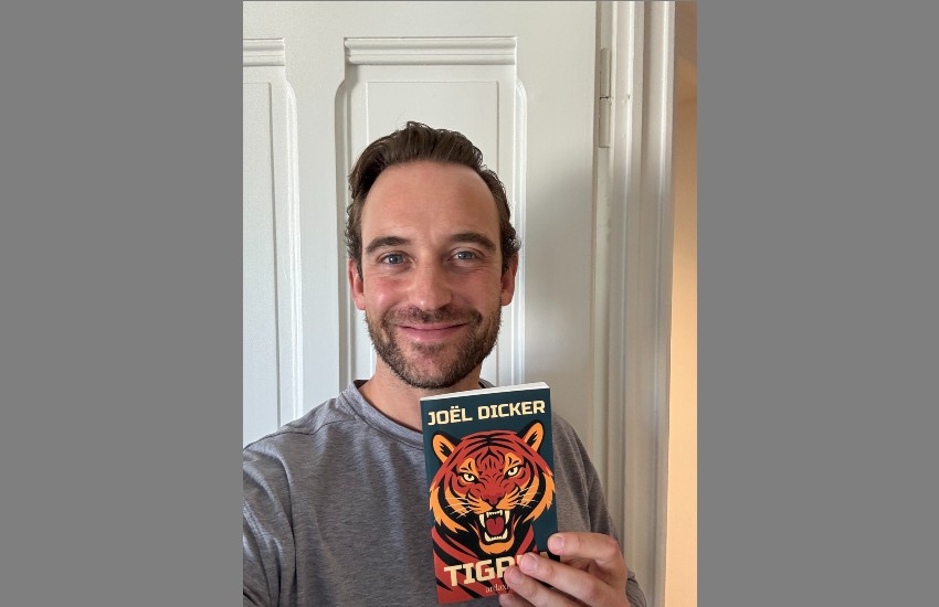 El escritor suizo Joël Dicker, con la versión en euskera de su libro 'El Tigre' en la mano 