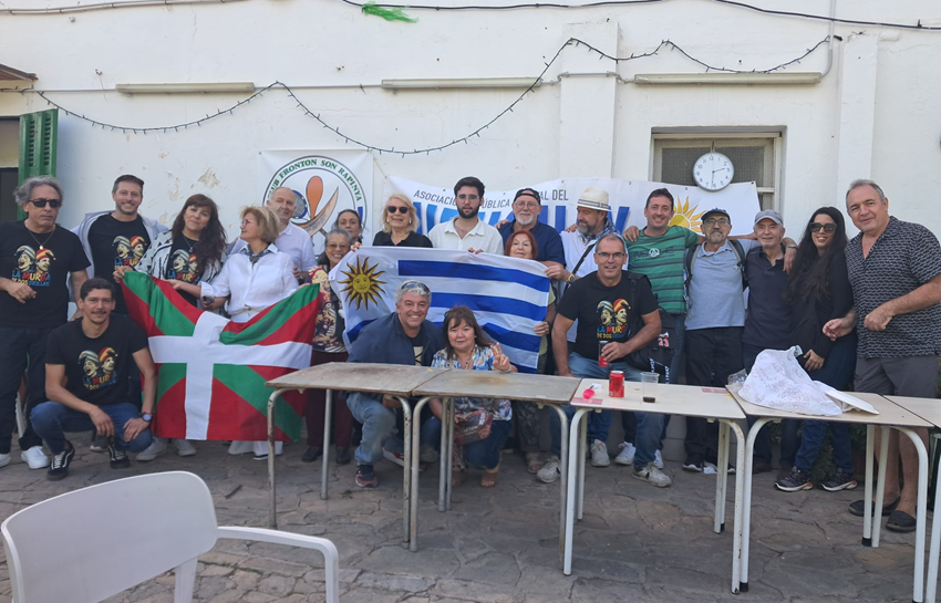 Mallorcako Artea Euskal Etxeko eta irlako elkarte uruguaitarreko lagunak bi herrialdeotako banderak eskuetan