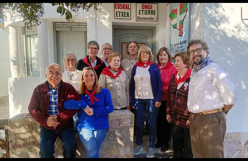 Gure Txokoa E.E.ko batzordeko kideak: ezk.esk, Alfredo Dussio eta Cynthia Uberuaga. Atzean: Ma. Luisa Carrizo, Ma. Inés Etchevers, Horacio Aguilar, Hilda Zubeldía, Omar Marzochini, Ma. Guillermina Azcué, Evelia Bianchi, Sonia Latasa eta Pedro de Erquiaga