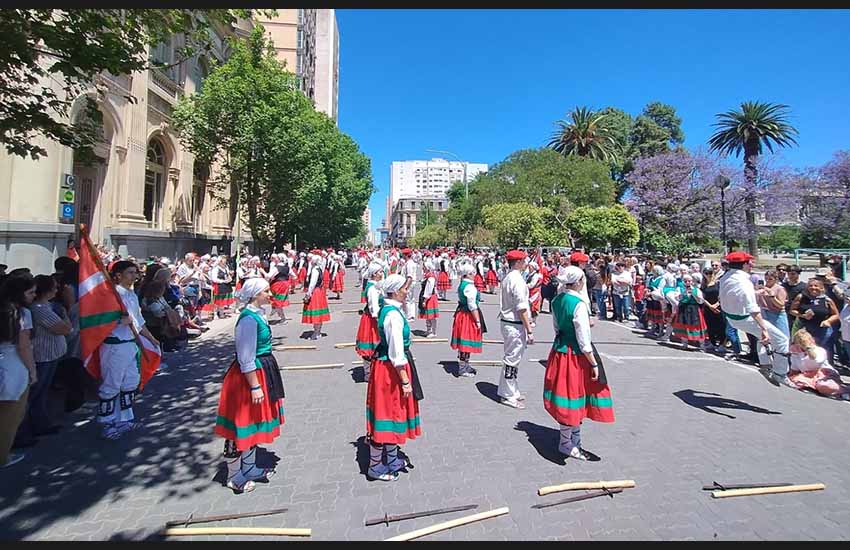 Argentinako euskal etxeetako dantzariak Euskal Aste Nazionalean luzitzen dira urtero. Iaz, dantzak Bahia Blancako Rivadavia plazan