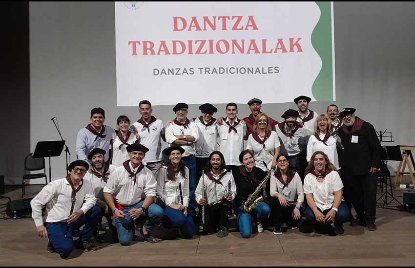 Integrantes de DOA tras su presentación en la Velada de la Semana Nacional Vasca celebrada en Bahía Blanca el año pasado 