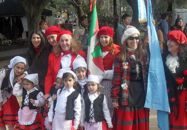 Miembros del Centro Vasco Aurrera en el desfile de aniversario de Baradero