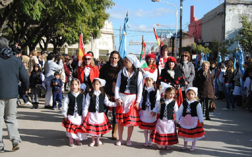 Representantes del centro Aurrera, de Baradero, en la Fiesta de Colectividades (foto BTI)