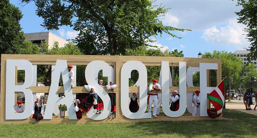 The word Basque in giant letters, this time infiltrated by members of the Utah Basque club dancers (photo UtahEE-EuskalKultura.com)