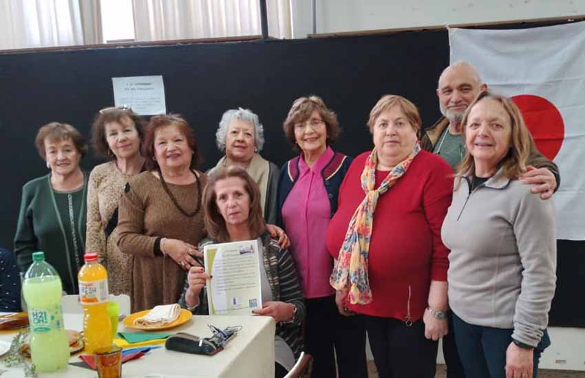 Elkarteko zenbait kide, esker eskuin, Mónica Esperón, Marita Larrondo, María Elena Haedo, Graciela Esperon, María Ignacia Flores, Norma Harisgarat, Jorge García, Graciela Elizalde, behean eserita, Inés Arambillet, “Bernal Torres” Liburutegian