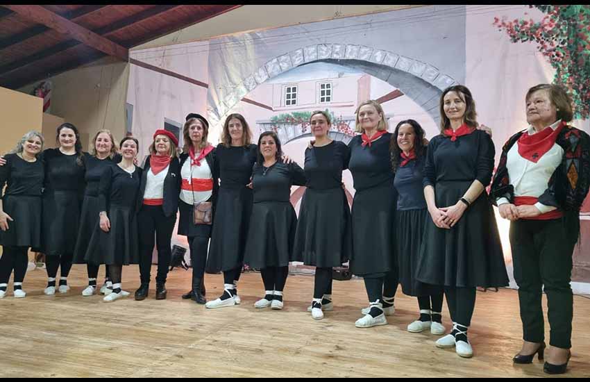 Las integrantes del grupo de danzas Berriz Elkar de la Gure Etxea tandilense junto a Graciela Elizalde, Inés Arambillet y Ma. Elena Haedo, de la Agrupación Euskal Juárez, el pasado 3 de septiembre en la celebración del Día del Inmigrante en Benito Juárez