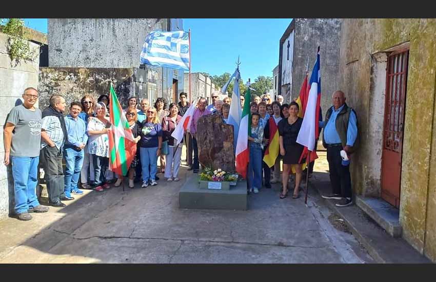 El 3 de marzo pasado, por la mañana, Euskal Juárez presente en el homenaje a los primeros pobladores de la ciudad, realizado en torno al Monumento a los Inmigrantes emplazado en el cementerio municipal.