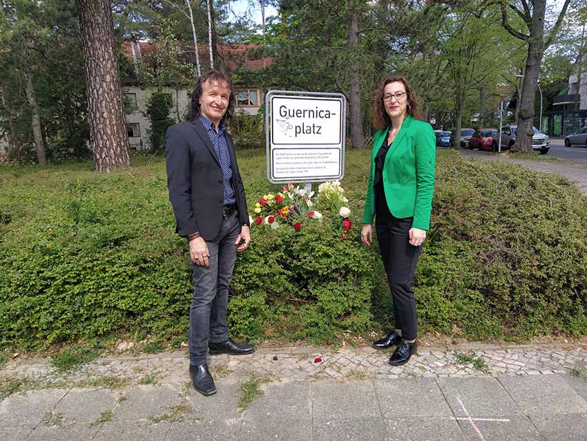 The president of the Euskal Etxea in Berlin Ainhoa Añorga, with her husband Atilla Özer in the Guernica Platz after the ceremony