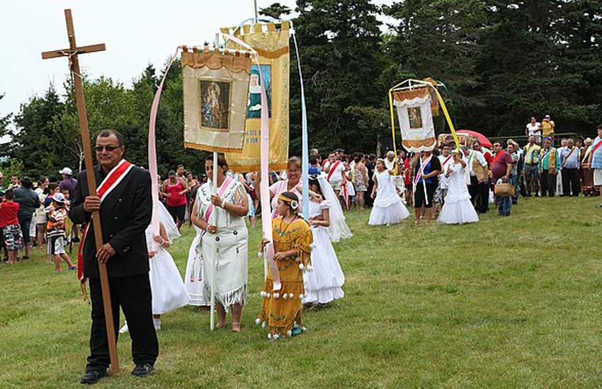 Potlotek (Kanada) herriko mi'kmaqak zeremonia katoliko batean. Mi'kmaqen artean hura da erlijio nagusia, indijenek Barnetegi Eskoletan gehiegikeriak jasan arren (argazkia Peuton Chisholm-Berria)