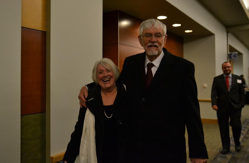 William Douglass con su pareja el día en que rebautizaron con su nombre el Centro de Estudios Vascos de la Universidad de Nevada, Reno.