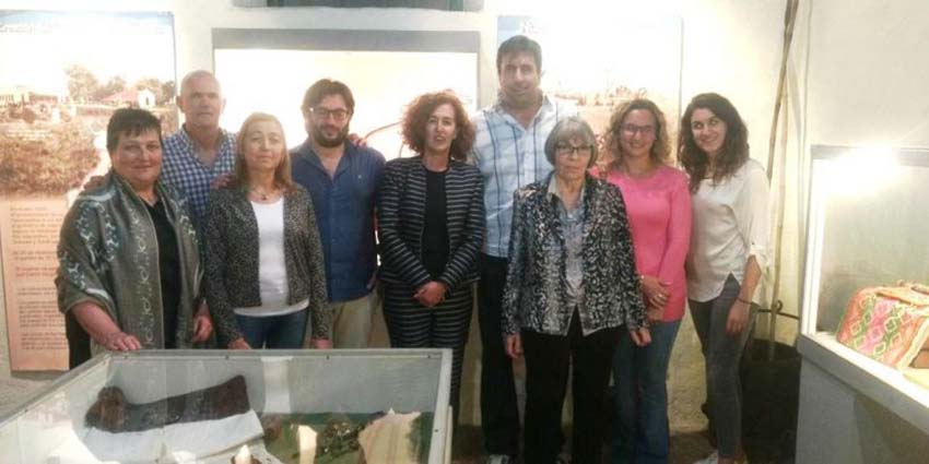 Sara Pagola in black in the center along with the newly elected board of Loretako Euskaldunak Basque Club in Las Flores; Federico Eduardo Inchauspe, club president, is second on the left (photoLas Flores Digital)