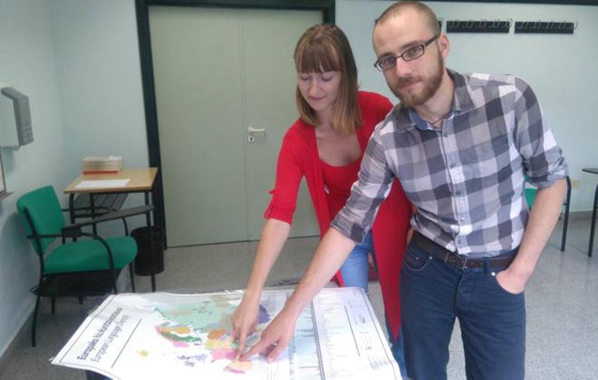 A'gota Blanka Krizsàn from Hungary and Christian Hahne from Germany have studied Euskera at the Barnetegi in Amorebieta this summer (photo Yolanda Veiga-El Correo)