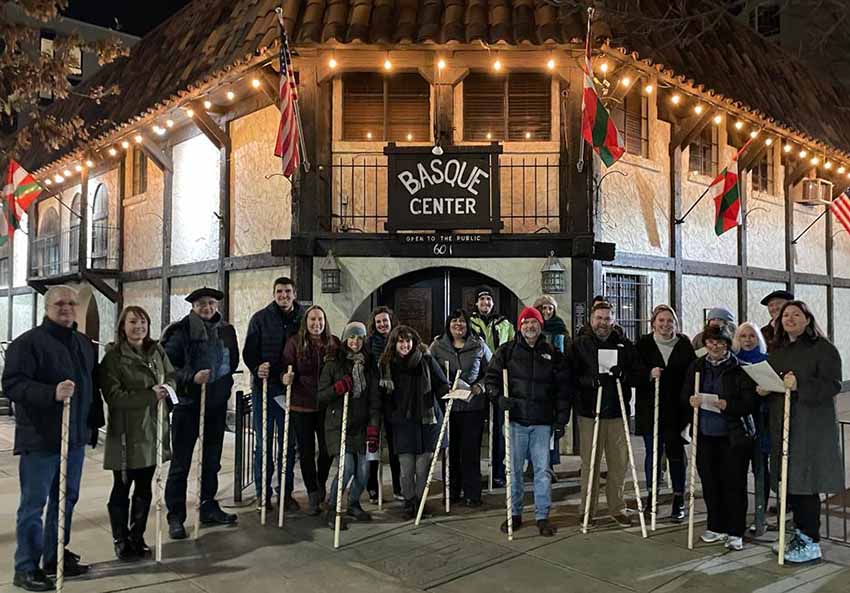 Los cantores de Santa Águeda el pasado lunes cantando frente a la Euskal Etxea de Boise, Idaho