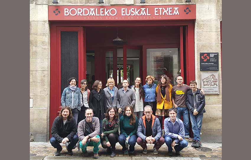 Profesores y profesoras de euskera de euskal etxeas europeas hace unos años en Bordaleko Euskal Etxea en una foto de archivo