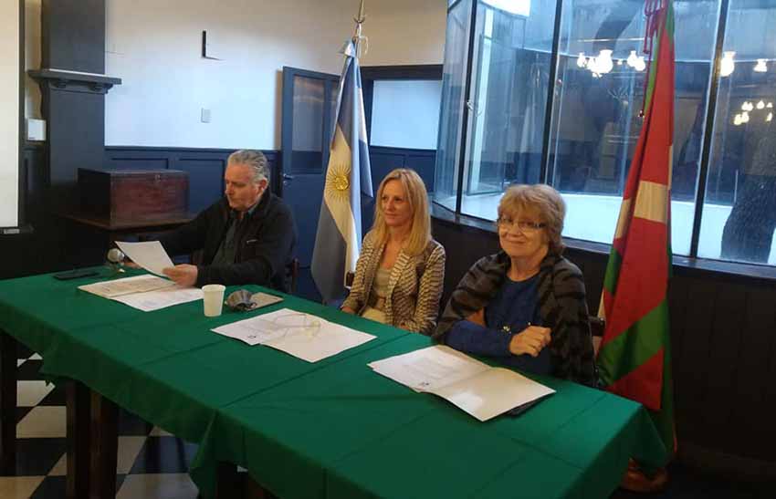 Mesa de la Asamblea de FEVA: junto a Arantxa Anitua (centro), Carlos Miguelena y Elba Mocoroa