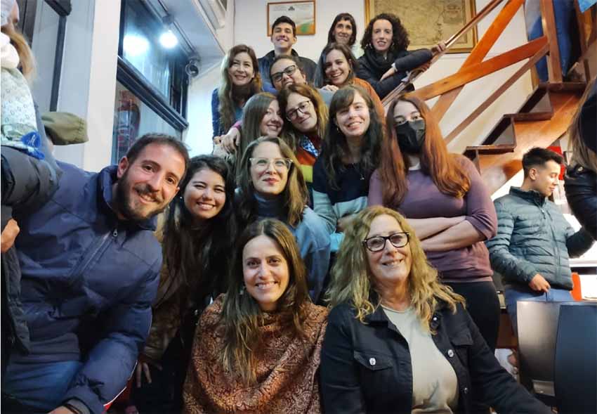 Itziar Ituño posando el pasado viernes con integrantes de Euskaltzaleak de Buenos Aires (foto EuskalKultura.eus)