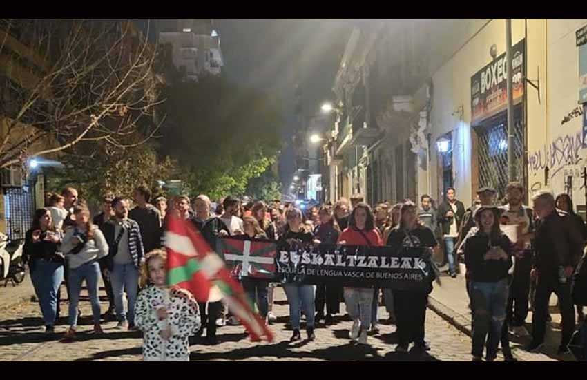 La columna del 12º Trikipoteo por las calles del barrio porteño de San Telmo el pasado sábado en Buenos Aires