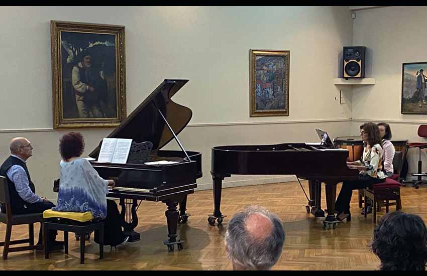 En el marco del Programa Musical “Segundo Galarza” las artistas Sandra Federici y Beatriz Pedrini brindaron el 2 de septiembre pasado un concierto a dos pianos en el Salón Basaldúa del Centro Laurak Bat