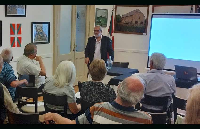 El 22 de noviembre, en la Iparraldeko Euskal Etxea, Carlos Martínez brindó la charla “Declaración de Itsasu, 60 años de vigencia en Iparralde” 
