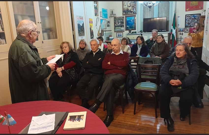 Iparraldeko Euskal Etxeko Juan Carlos Ibarrolak hitzaldia eman zuen Roberto Arltek gerraurrean idatzitako Euskal Herriko kronikei buruz
