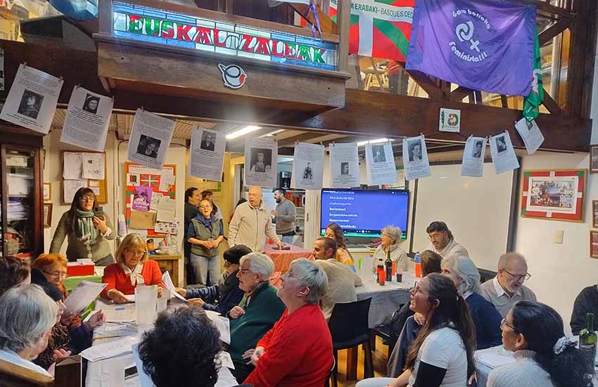 El Euskaraoke organizado por Euskaltzaleak combinó el espíritu festivo del karaoke con la promoción del euskera y la música vasca