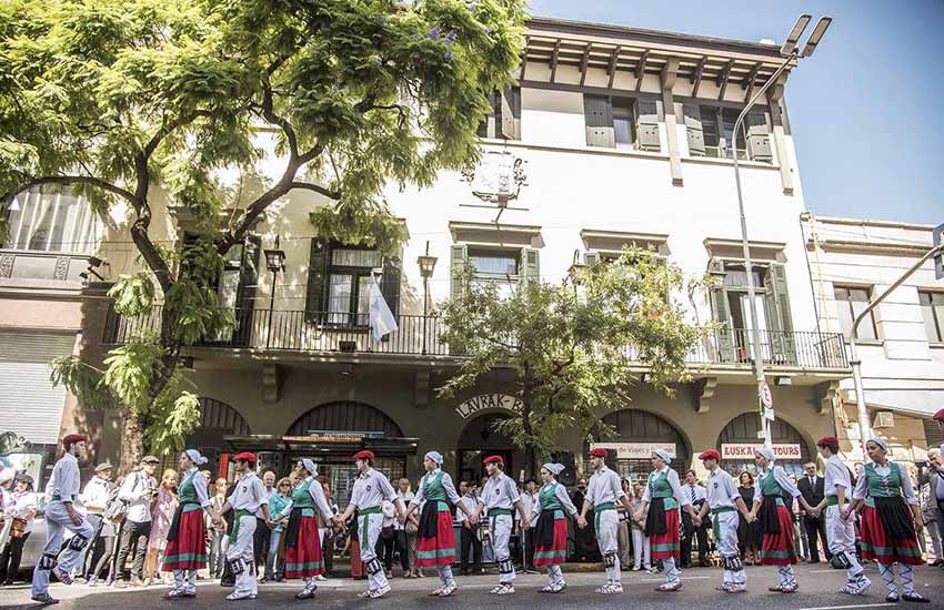 Dantzaris del cuerpo de baile del Centro Laurak Bat de Buenos Aires evolucionan frente a la sede de la institución en Belgrano 1144