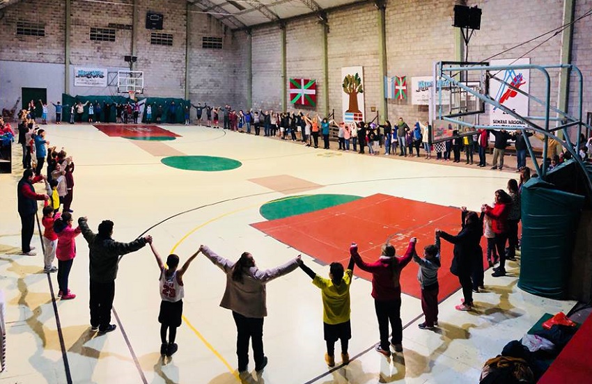 The Euzko Etxea in Necochea also participated in the Human Chain