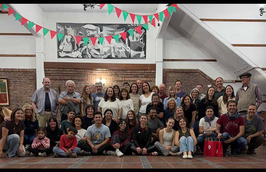 Dantzaris txikis, mayores y del grupo Amak, miembros de comisión directiva, ex lehendakaris de la institución, madres y padres de dantzaris e invitados, junto a Oier Araolaza y Ainhoa Larrañaga