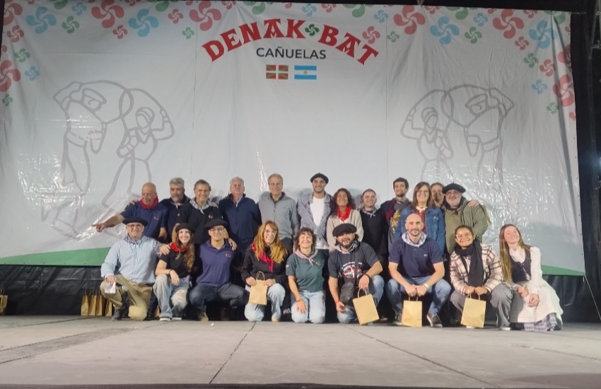 Oholtzan, Aberri Eguna eta 18. Dantzari Topaketan partaide izandako euskal elkarteetako ordezkariak, Cañuelasko Denak Bat Euskal Etxeko lehendakari María José Oyharzabalekin