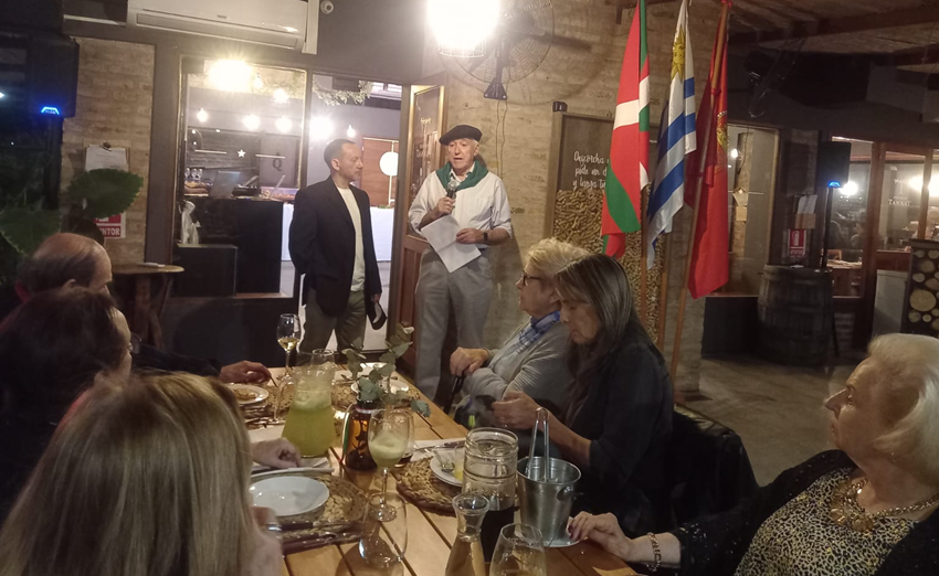 Carmeloko Ibai Ondoko Etxeak 30 urte bete eta bazkide eta lagunekin ospatu zuen. Irudian Álvaro Torres lehendakaria eta Julian Ariztia