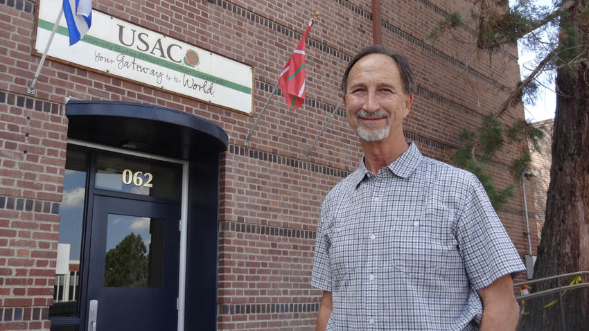 Carmelo Urza, 67, in front of USAC in Reno complete with Ikurriña (photoEuskalKultura.com)