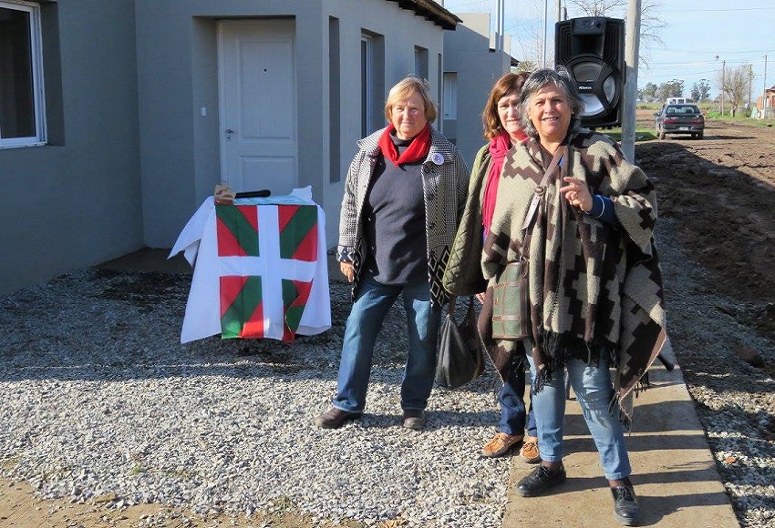 Euskal Odola-ko Graciela Esteberena, Elena Galarraga eta Elena Alberro Euskal Etxeak egindako etxeen aurrean