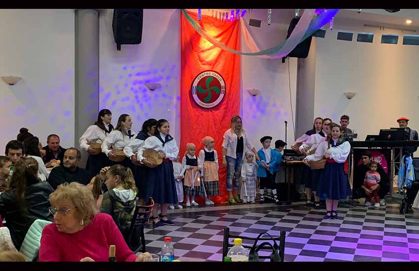 Dantzaris de todas las edades en la Taberna organizada por el Centro Vasco Guillermo Larregui" de Chacabuco el sábado 20 de mayo