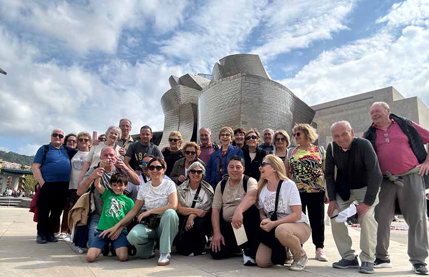 Chacabucoko 27 bidaiariko taldea Guggenheim Museo enblematikoaren aurrean