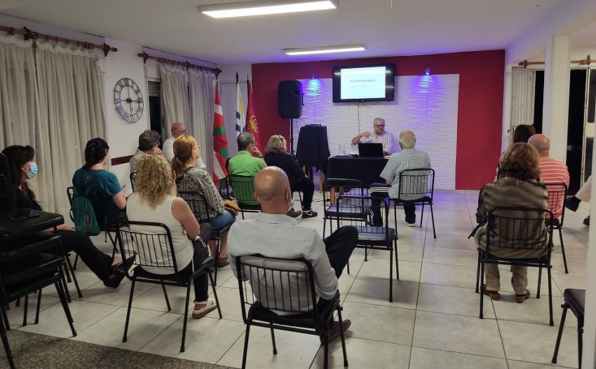 Juan Pedro Arin ofreció la charla sobre Iparraguirre el pasado jueves 28 de octubre (foto EE)