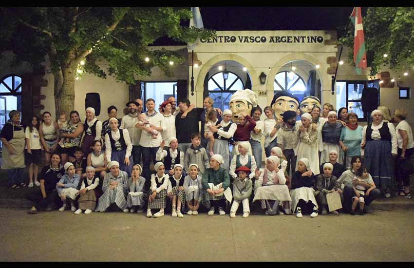 Zingirako Euskaldunak Euskal Etxeko dantzari ohiek eta Eusko Hazia taldeak 2025 urte amaiera ospakizuna animatu zuten Chascomusen