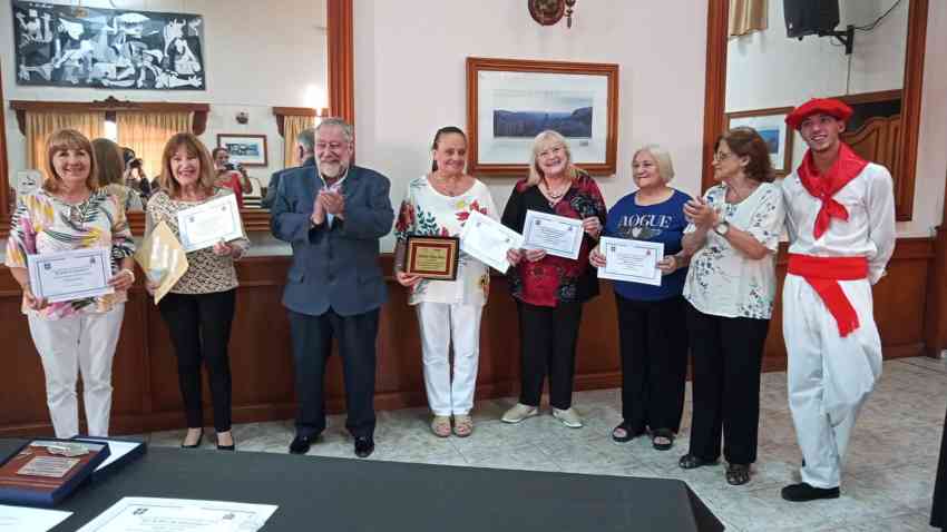 Las autoras galardonada con sus diplomas y acreditativos en la mano ayer en la sede del CV Beti Aurrera de Chivilcoy
